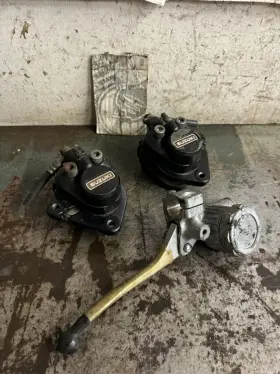 59100-31211 Suzuki Gt750 Re5 Right And Left Front Brake Calipers With Master Cylinder Perch 59100-31211 Suzuki Gt750 Re5 Right And Left Front Brake Calipers With Master Cylinder Perch