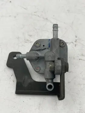 Yamaha 5hk-f4500-00-00 Oem Vino 125 Fuel Petcock Assembly And Bracket Fits All Yrs